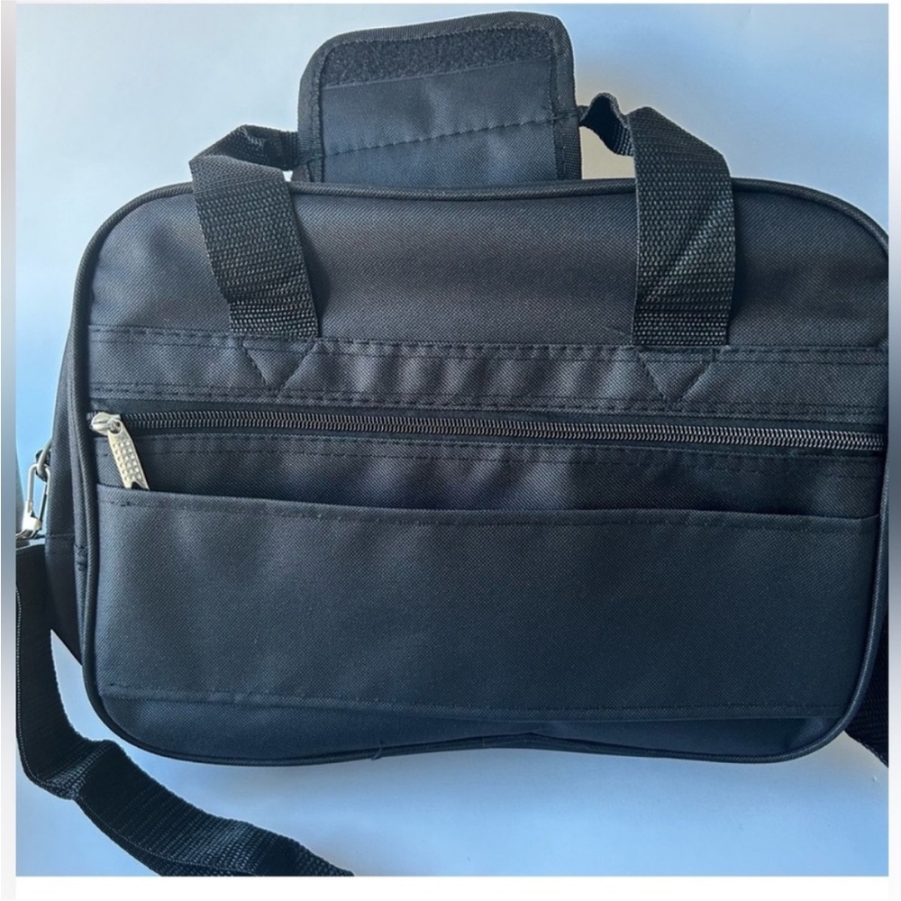 Black Travel Bag with Durable Fabric and Sleek Design - Picture 4 of 6
